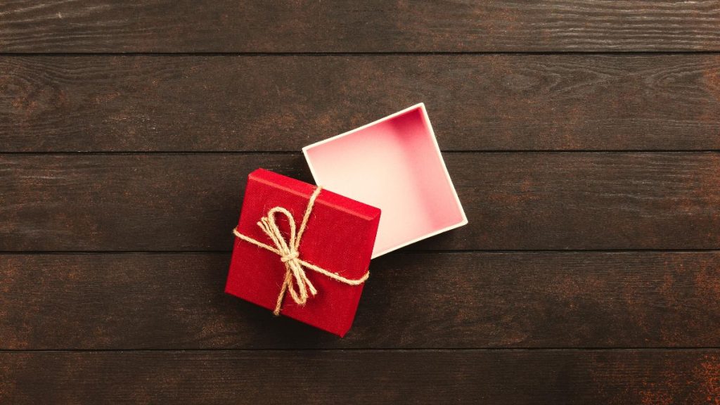 Red Present Brown Wood 1024x576